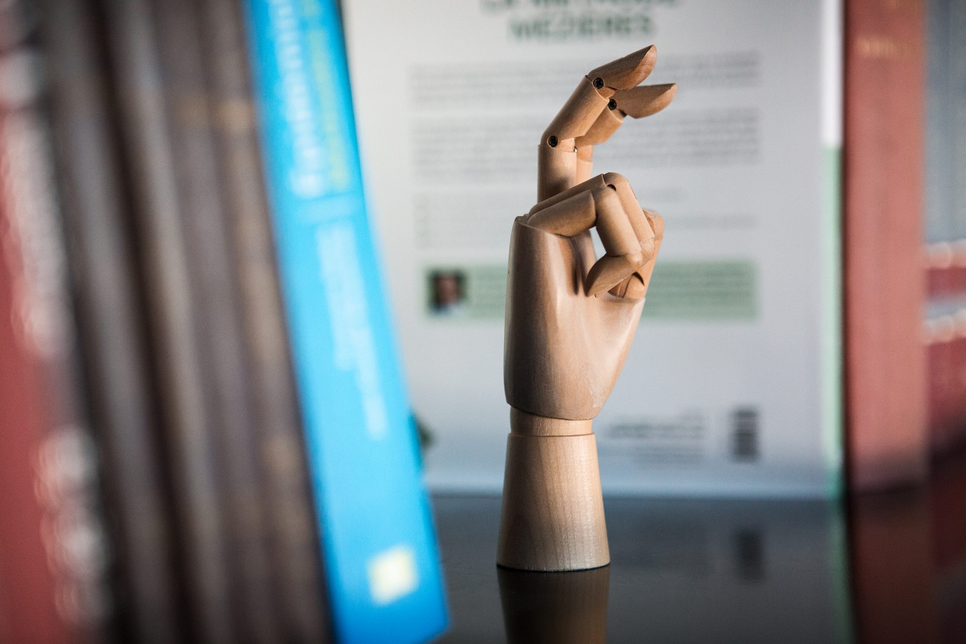 main en bois dans une bibliothèque