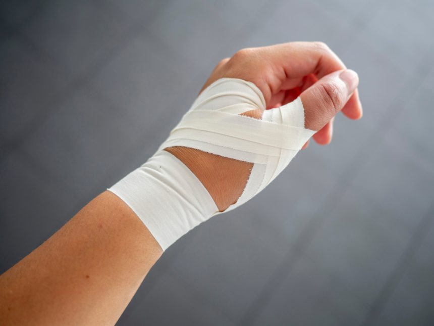 bandage sur une main